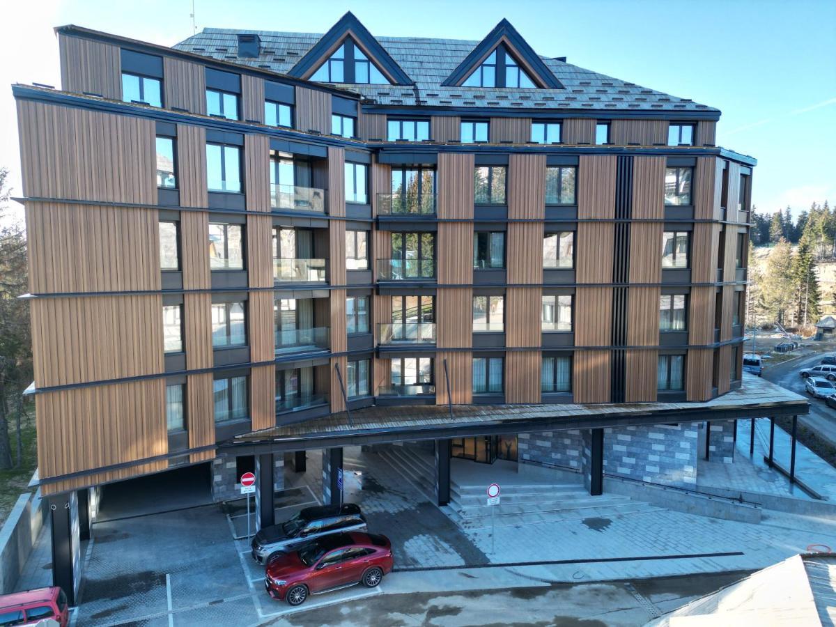 Woodside 325 Apartment